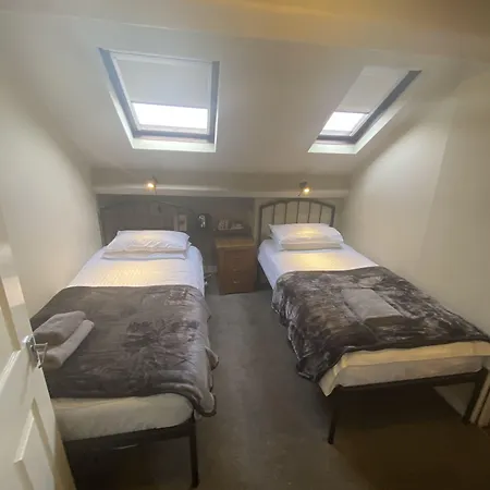 Autumn Leaves Πανσιόν 3*